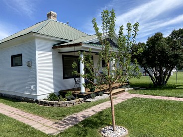 Charming Downtown Cottage with Porch & Backyard Retreat near Beaverhead River in Dillon, Montana - Dillon, Montana - glamping.directory