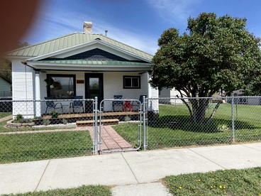 Charming Downtown Cottage with Porch & Backyard Retreat near Beaverhead River in Dillon, Montana - Dillon, Montana - glamping.directory