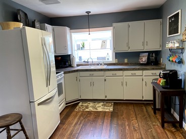 Charming Downtown Cottage with Porch & Backyard Retreat near Beaverhead River in Dillon, Montana - Dillon, Montana - glamping.directory