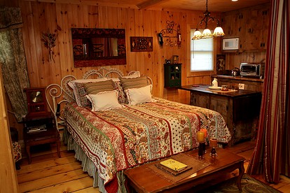 Romantic Tiny House Rental for Couples near Boone, North Carolina - Sugar Grove, North Carolina - glamping.directory