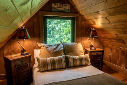 Spacious Family Cabin Rental in Monroe County, West Virginia - Peterstown, West Virginia - glamping.directory