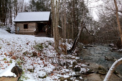 Spacious Family Cabin Rental in Monroe County, West Virginia - Peterstown, West Virginia - glamping.directory