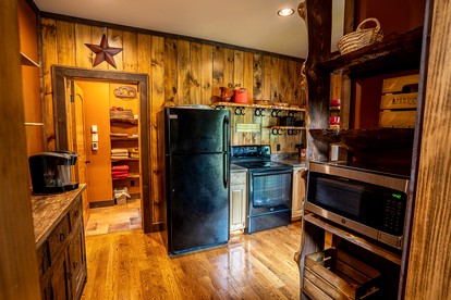 Spacious Family Cabin Rental in Monroe County, West Virginia - Peterstown, West Virginia - glamping.directory