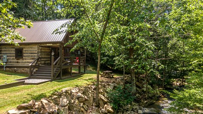 Spacious Family Cabin Rental in Monroe County, West Virginia - Peterstown, West Virginia - glamping.directory