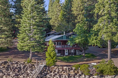 Gorgeous Secluded Cabin with Amazing Views in Lake Almanor, California - glamping.directory