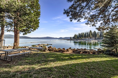 Gorgeous Secluded Cabin with Amazing Views in Lake Almanor, California - Lake Almanor, California - glamping.directory
