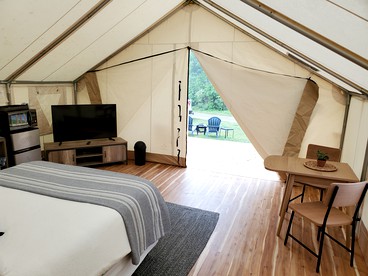 Spacious Safari Tent Rental Ideal for Glamping near NYC - Greenport, New York - glamping.directory