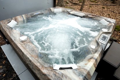Lake Cabin with Hot-Tub and Deck in Pennsylvania - Lake Ariel, Pennsylvania - glamping.directory