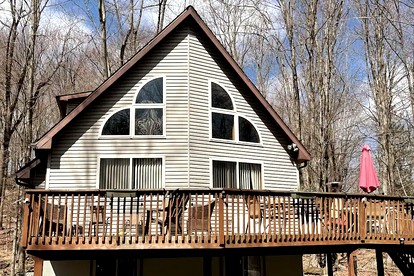 Lake Cabin with Hot-Tub and Deck in Pennsylvania - glamping.directory