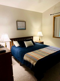 Lake Cabin with Hot-Tub and Deck in Pennsylvania - Lake Ariel, Pennsylvania - glamping.directory
