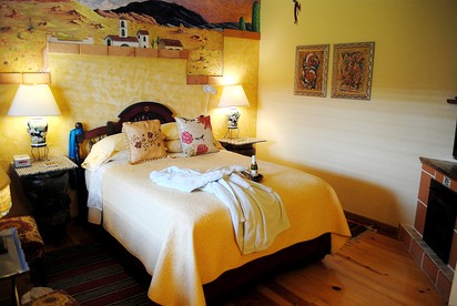 Deluxe Suite Rental in the Foothills of Bill Williams Mountain in Williams, Arizona - Williams, Arizona - glamping.directory