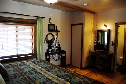 Deluxe Suite Rental in the Foothills of Bill Williams Mountain in Williams, Arizona - Williams, Arizona - glamping.directory