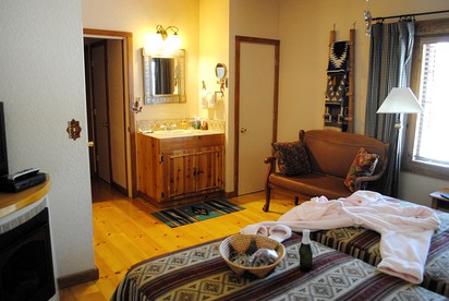 Deluxe Suite Rental in the Foothills of Bill Williams Mountain in Williams, Arizona - Williams, Arizona - glamping.directory