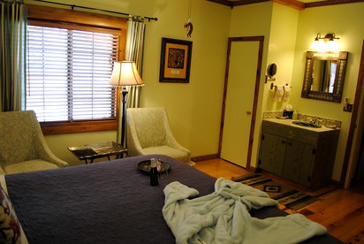 Deluxe Suite Rental in the Foothills of Bill Williams Mountain in Williams, Arizona - Williams, Arizona - glamping.directory