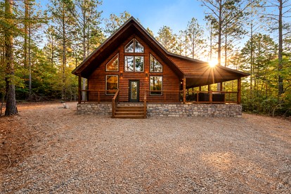Cozy Secluded Cabin with Hot Tub in Broken Bow, Oklahoma - Broken Bow, Oklahoma - glamping.directory