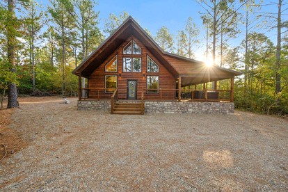 Cozy Secluded Cabin with Hot Tub in Broken Bow, Oklahoma - Broken Bow, Oklahoma - glamping.directory