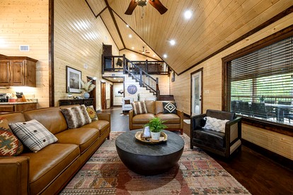 Cozy Secluded Cabin with Hot Tub in Broken Bow, Oklahoma - Broken Bow, Oklahoma - glamping.directory