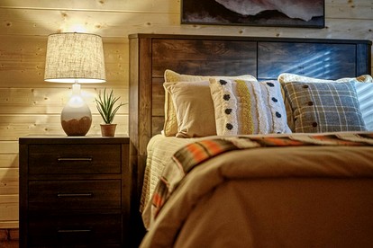 Cozy Secluded Cabin with Hot Tub in Broken Bow, Oklahoma - Broken Bow, Oklahoma - glamping.directory