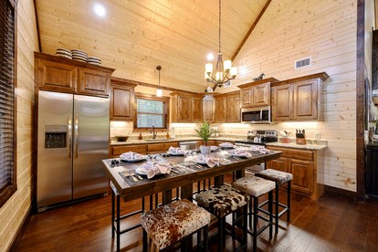 Cozy Secluded Cabin with Hot Tub in Broken Bow, Oklahoma - Broken Bow, Oklahoma - glamping.directory