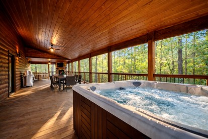 Cozy Secluded Cabin with Hot Tub in Broken Bow, Oklahoma - Broken Bow, Oklahoma - glamping.directory
