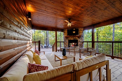 Cozy Secluded Cabin with Hot Tub in Broken Bow, Oklahoma - Broken Bow, Oklahoma - glamping.directory