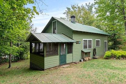 Cozy Cabin for Eight People with Lake Views near Plattsburgh - glamping.directory