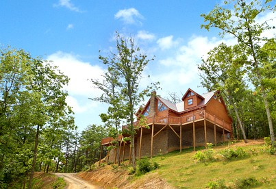 Secluded Log Cabin near Douglas Lake in Sevierville, East Tennessee - Sevierville, Tennessee - glamping.directory