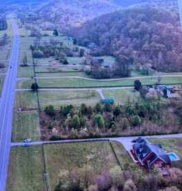 Cozy Cottage with Swimming Pool and Ping Pong Table in Franklin, Tennessee - Franklin, Tennessee - glamping.directory