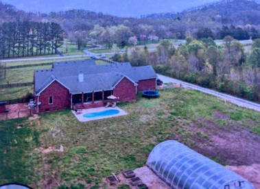 Cozy Cottage with Swimming Pool and Ping Pong Table in Franklin, Tennessee - Franklin, Tennessee - glamping.directory