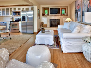 Romantic Getaway with Cozy Fireplace on Bainbridge Island, Washington - Bainbridge Island, Washington - glamping.directory