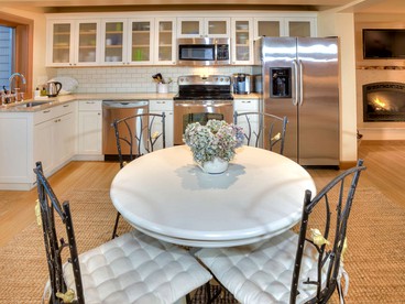 Romantic Getaway with Cozy Fireplace on Bainbridge Island, Washington - Bainbridge Island, Washington - glamping.directory