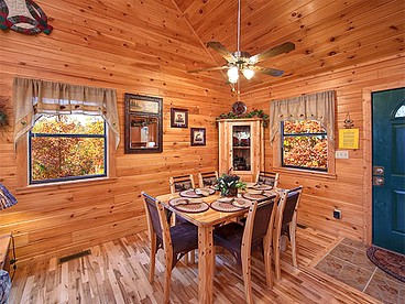 Comfortable Gatlinburg Cabin Rental with a Hot Tub - Gatlinburg, Tennessee - glamping.directory