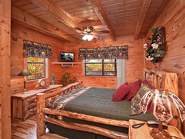 Comfortable Gatlinburg Cabin Rental with a Hot Tub - Gatlinburg, Tennessee - glamping.directory