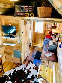 Cozy and Rustic Cabin Rental in the Smokies for Romantic Getaways in Tennessee - Newport, Tennessee - glamping.directory