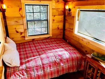 Cozy and Rustic Cabin Rental in the Smokies for Romantic Getaways in Tennessee - Newport, Tennessee - glamping.directory