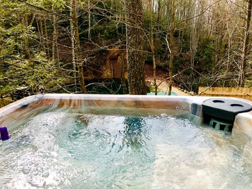 Cozy and Rustic Cabin Rental in the Smokies for Romantic Getaways in Tennessee - Newport, Tennessee - glamping.directory