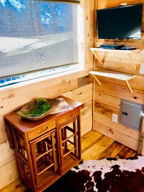 Cozy and Rustic Cabin Rental in the Smokies for Romantic Getaways in Tennessee - Newport, Tennessee - glamping.directory