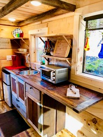 Cozy and Rustic Cabin Rental in the Smokies for Romantic Getaways in Tennessee - Newport, Tennessee - glamping.directory