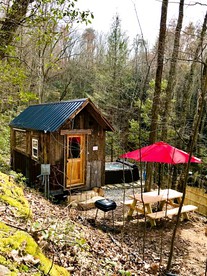 Cozy and Rustic Cabin Rental in the Smokies for Romantic Getaways in Tennessee - Newport, Tennessee - glamping.directory