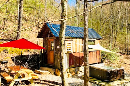 Cozy and Rustic Cabin Rental in the Smokies for Romantic Getaways in Tennessee - Newport, Tennessee - glamping.directory