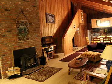 Country Cabin with Spa Hot Tub and Private Deck near Rollins Lake in California - Gold Run, California - glamping.directory