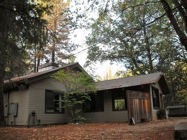 Country Cabin with Spa Hot Tub and Private Deck near Rollins Lake in California - glamping.directory