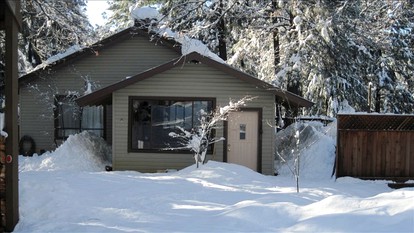 Country Cabin with Spa Hot Tub and Private Deck near Rollins Lake in California - Gold Run, California - glamping.directory