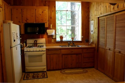 Country Cabin with Spa Hot Tub and Private Deck near Rollins Lake in California - Gold Run, California - glamping.directory