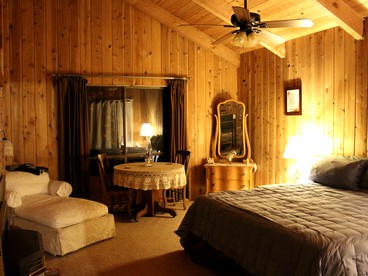 Country Cabin with Spa Hot Tub and Private Deck near Rollins Lake in California - Gold Run, California - glamping.directory