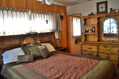 Creekside Cabin Surrounded by Woodlands in Idyllwild, California - Idyllwild, California - glamping.directory