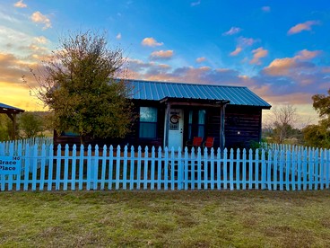 Spacious Accommodation for Two with Direct Creek Access for Fishing in Fredericksburg, Texas - Fredericksburg, Texas - glamping.directory