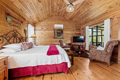 Spacious Accommodation for Two with Direct Creek Access for Fishing in Fredericksburg, Texas - Fredericksburg, Texas - glamping.directory