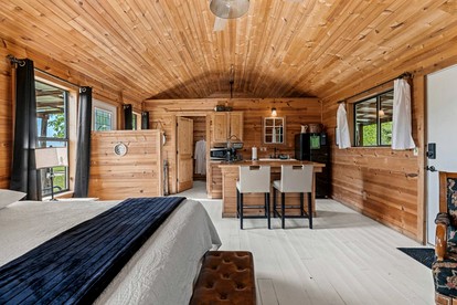 Spacious Accommodation for Two with Direct Creek Access for Fishing in Fredericksburg, Texas - Fredericksburg, Texas - glamping.directory