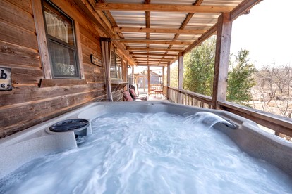 Spacious Accommodation for Two with Direct Creek Access for Fishing in Fredericksburg, Texas - Fredericksburg, Texas - glamping.directory